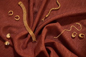 Jak wybrać biżuterię na jesień, by zawsze wyglądać modnie?