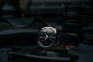 Zegarek męski na skórzanym pasku – ponadczasowa klasyka w eleganckim wydaniu