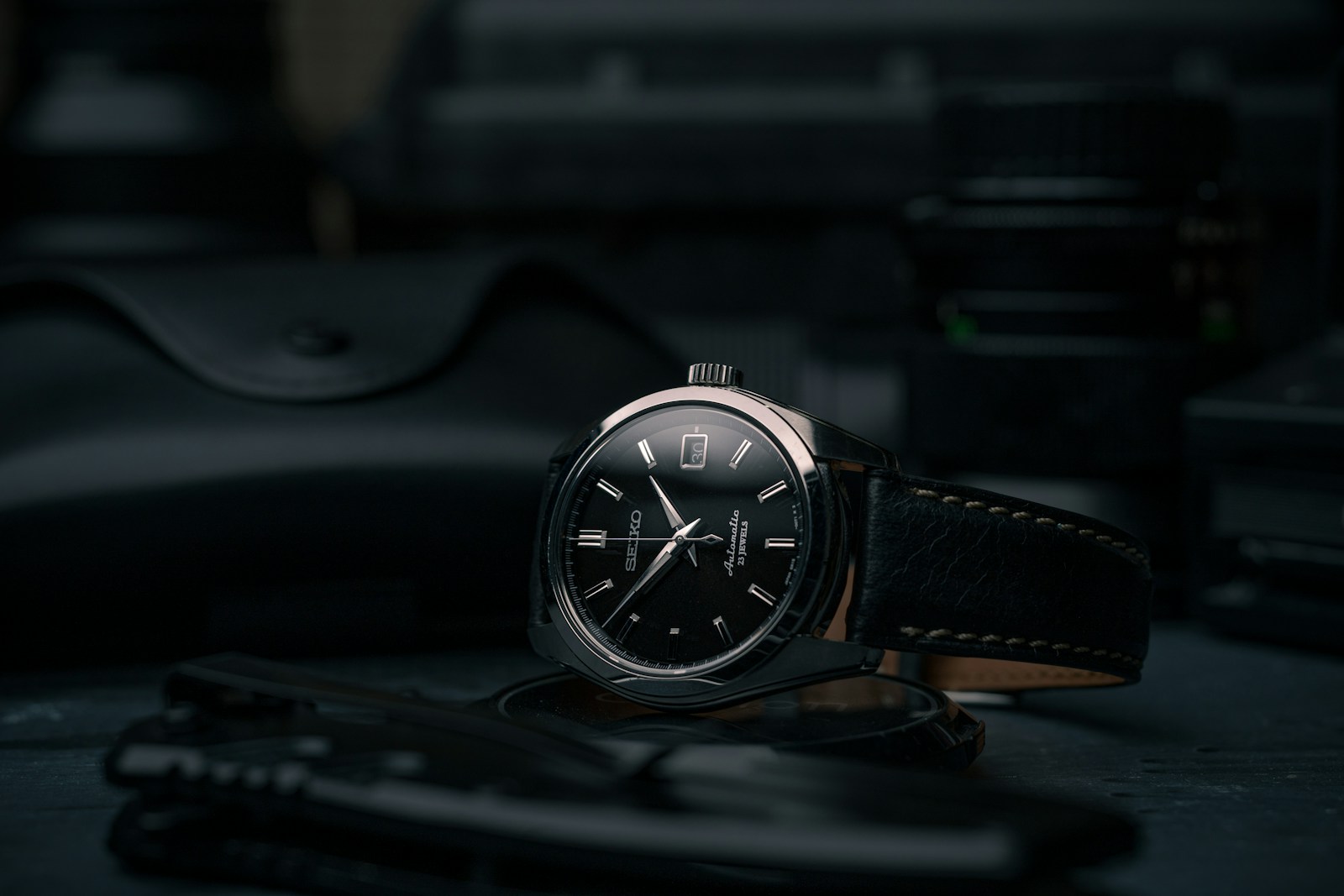 Zegarek męski na skórzanym pasku – ponadczasowa klasyka w eleganckim wydaniu